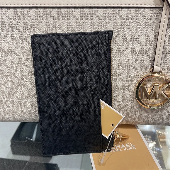 MICHAEL KORS
Jet Set Travel Medium Top Zip Leather Card Case Wallet
Black
NWT - Picture 11 of 16